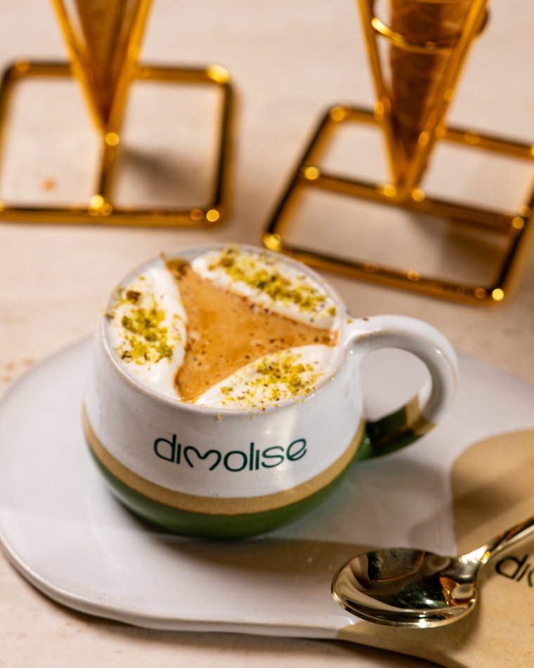 Café especial Dimolise com gelato de pistache e casquinhas douradas