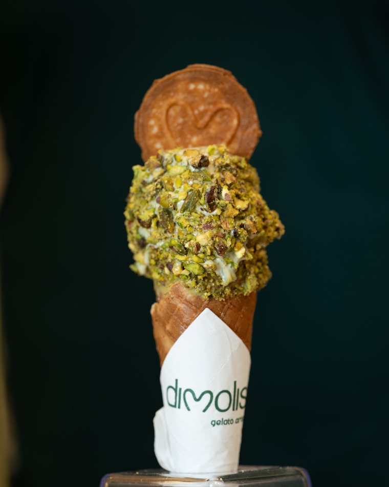 Casquinha Dimolise coberta de pistache crocante, com biscoito artesanal em formato de coração