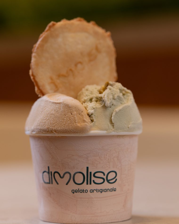 Copinho Dimolise de gelato de pistache com biscoito artesanal e casquinha