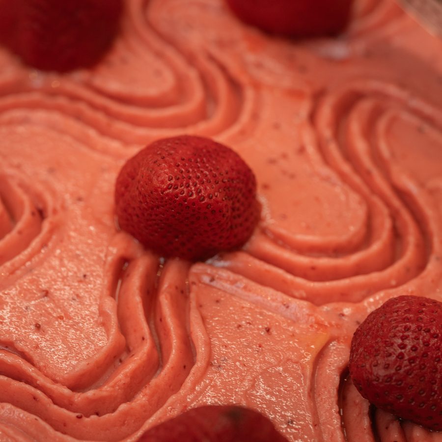 Gelato de morango Dimolise com morangos inteiros sobre a cuba