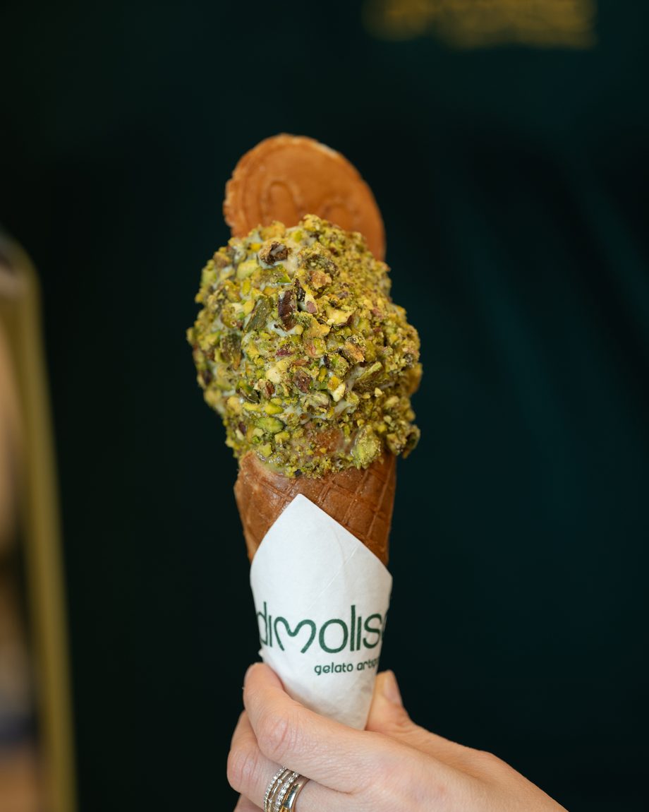 Casquinha Dimolise de gelato de pistacchio coberta de pistaches, com biscoito artesanal em formato de coração